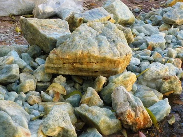 Rough beryl ore
