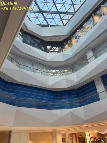 Aluminum Cladding Shapes Modern Commercial Architecture