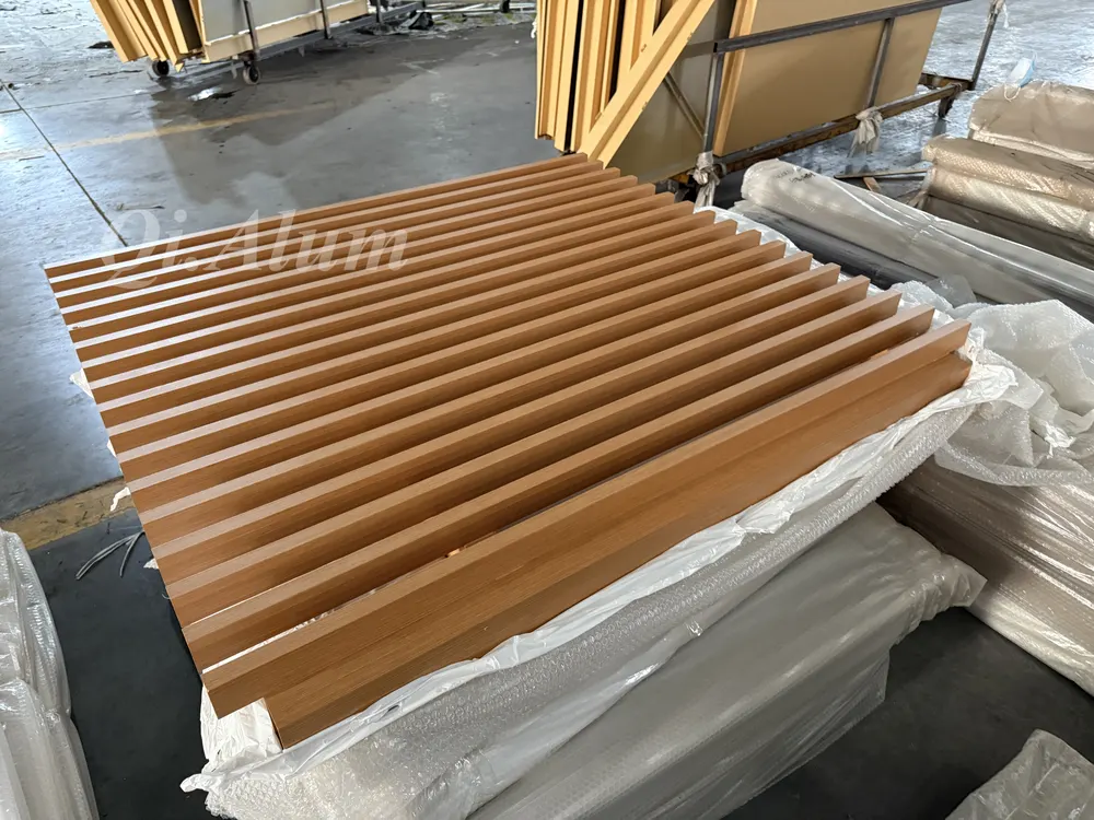 Wooden Aluminum fence — Foshan Qi Aluminum Decorative Materials Co., Ltd