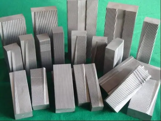 Wedge anchor bolt thread rolling plate die