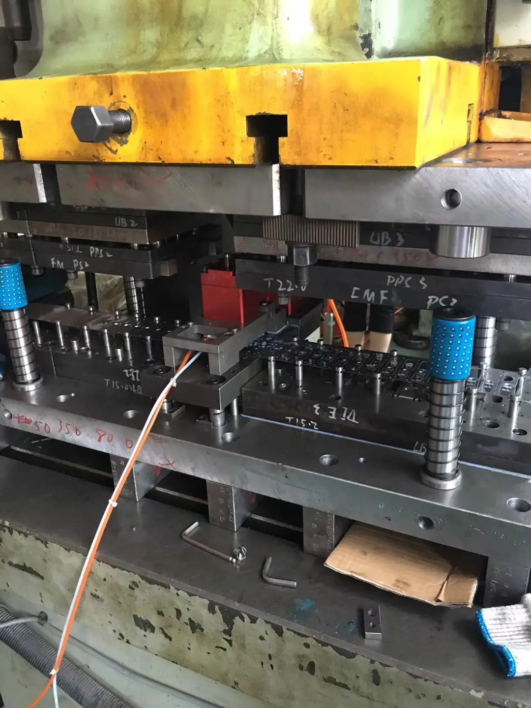 M4 Sharp Hollow Wall Anchor progressive stamping die with thread tapping function