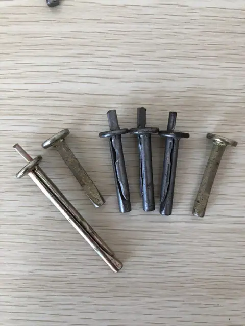 Ceiling anchors automatic assembling machine — detail 1