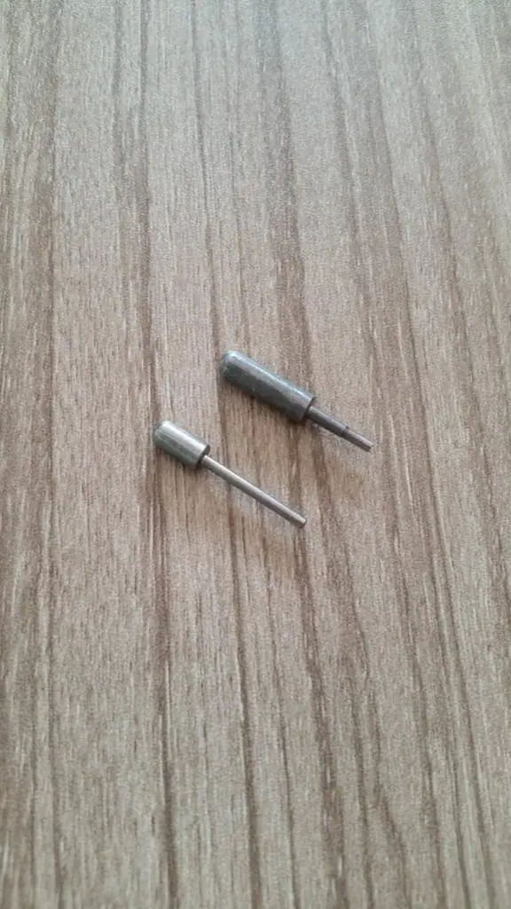 Carbon steel Pins made by electrical Connect plug pins forming machine