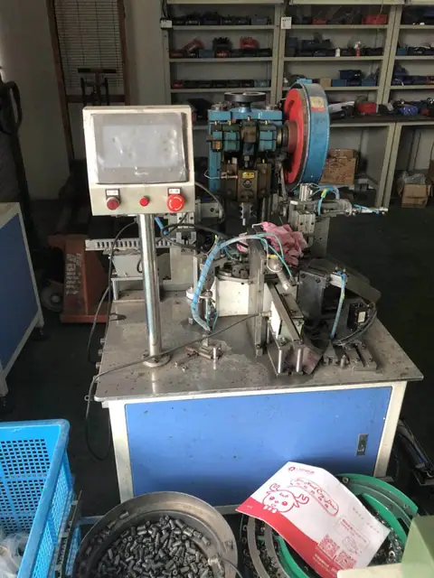 Shield anchor clips fix cap forming machine
