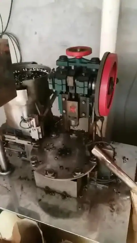 Shield anchor clips fix cap forming machine — detail 2