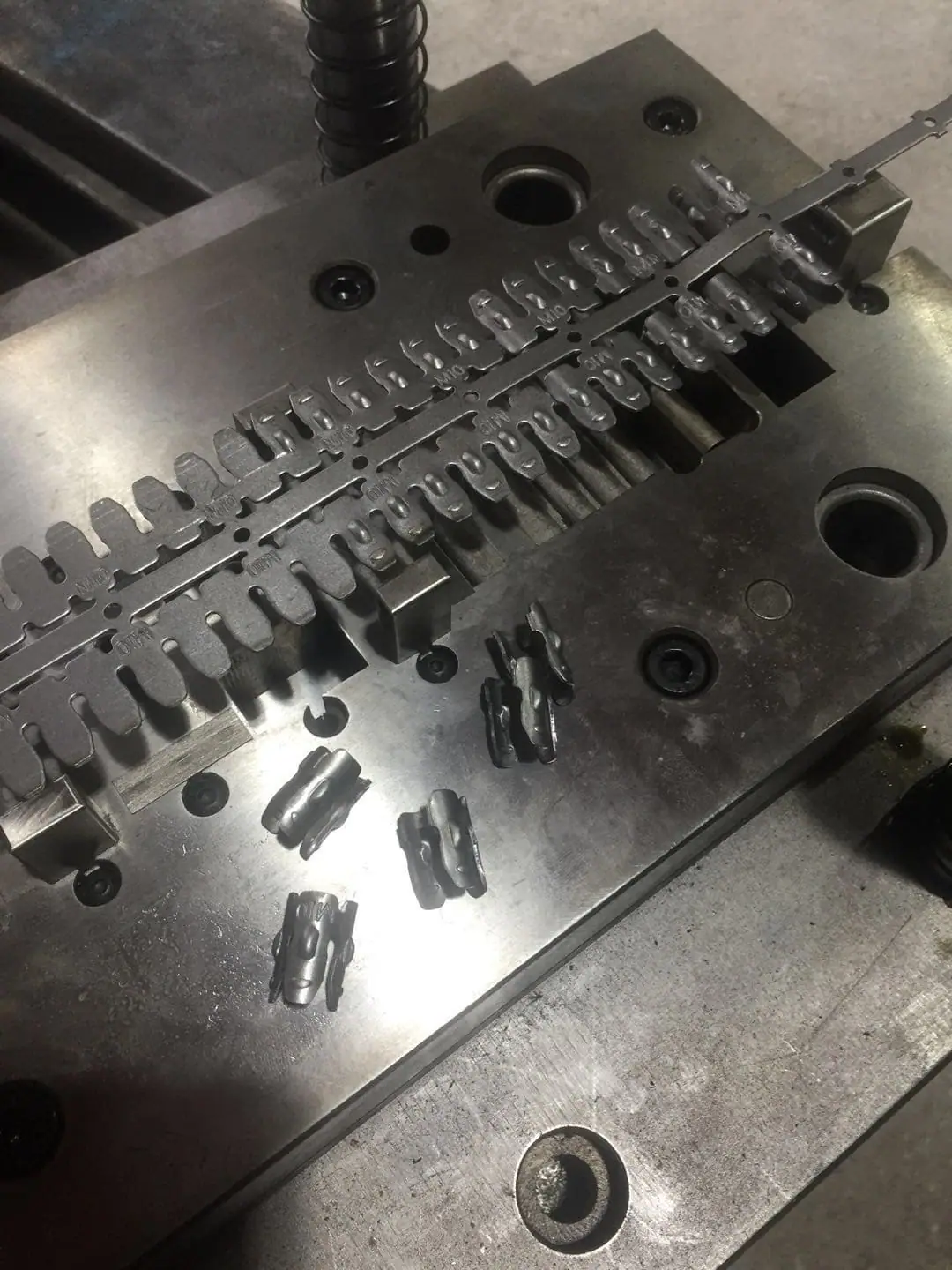 Wedge anchor clips high speed progressive stamping die