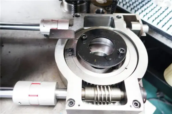 Closed hydraulic CNC turret punch