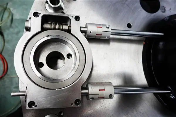 Closed hydraulic CNC turret punch