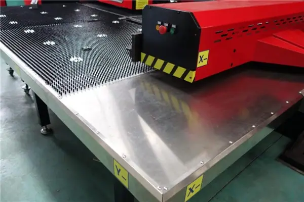 Closed hydraulic CNC turret punch
