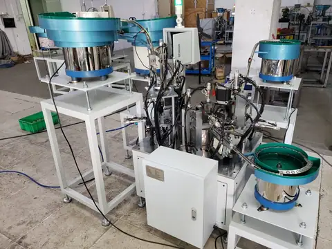 Expansion screw fasteners automatic assembling machine