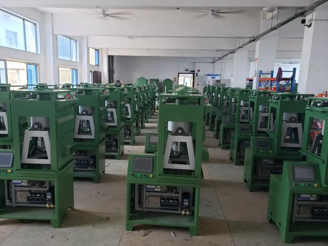 Centrifugal oil cleaning residue separator with auto dirty residue discharge