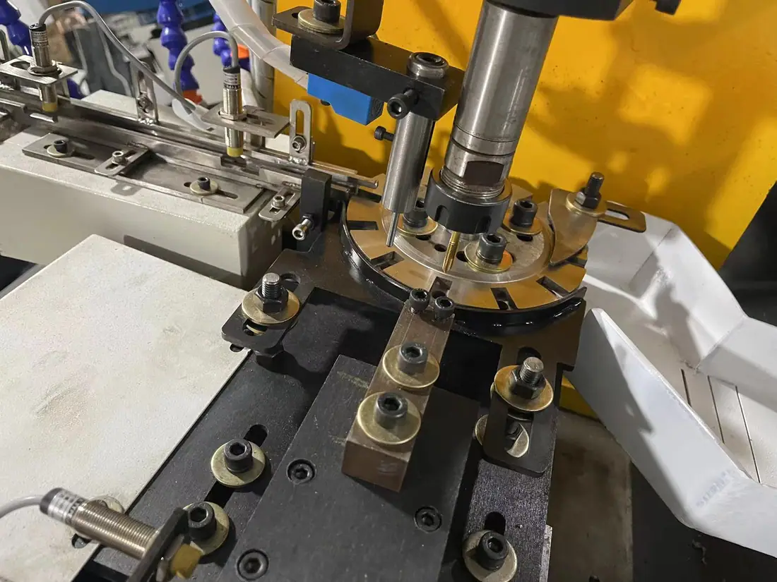Brass dome cap nut servo high speed thread tapping machine with blind hole detection