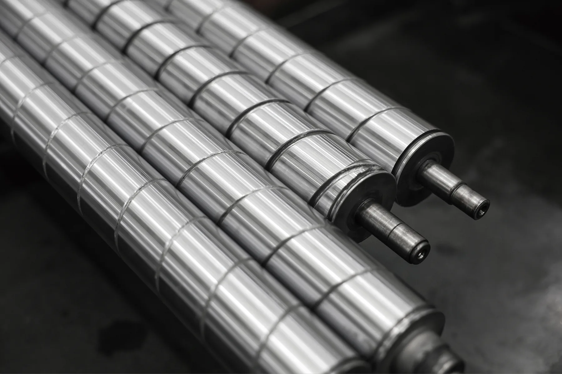 Intermediate roll for tension leveler applications