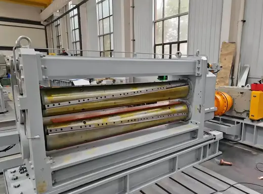 Fly shear for high speed metal sheet and strip cutting