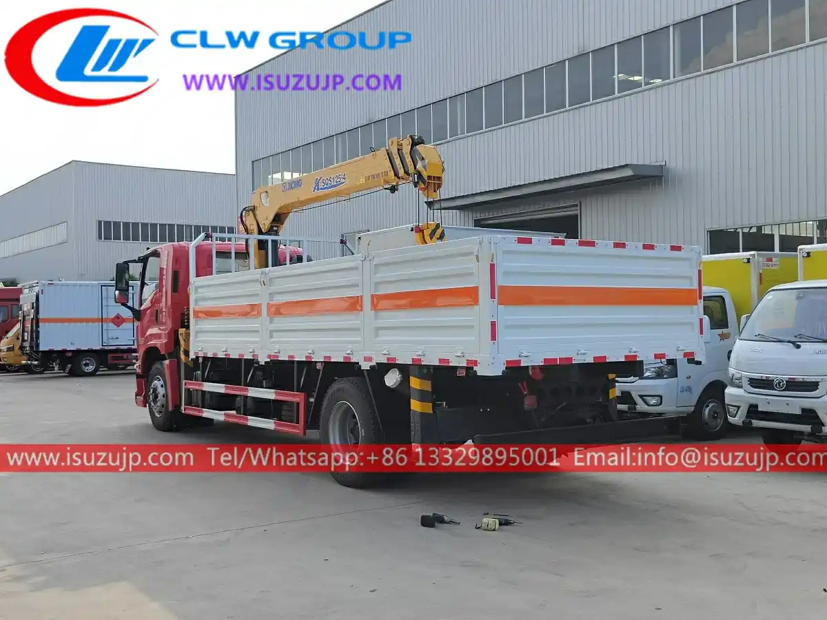 ISUZU GIGA Cargo Lorry Truck with 6 Tons XCMG Boom Crane view 3
