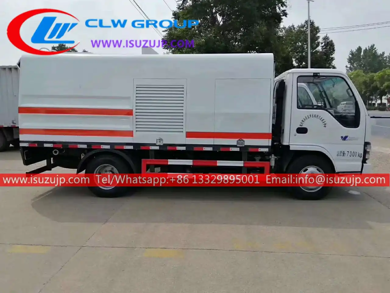 ISUZU NKR 4000liters Guardrail Cleaning Truck view 4