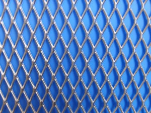 Expanded metal mesh sheet with diamond openings