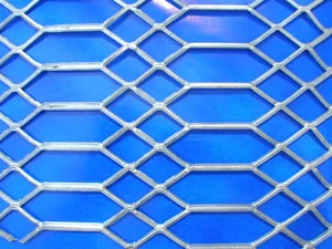 Expanded metal mesh sheet with wide diamond openings