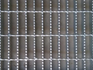 Steel bar grating panel with serrated bearing bars