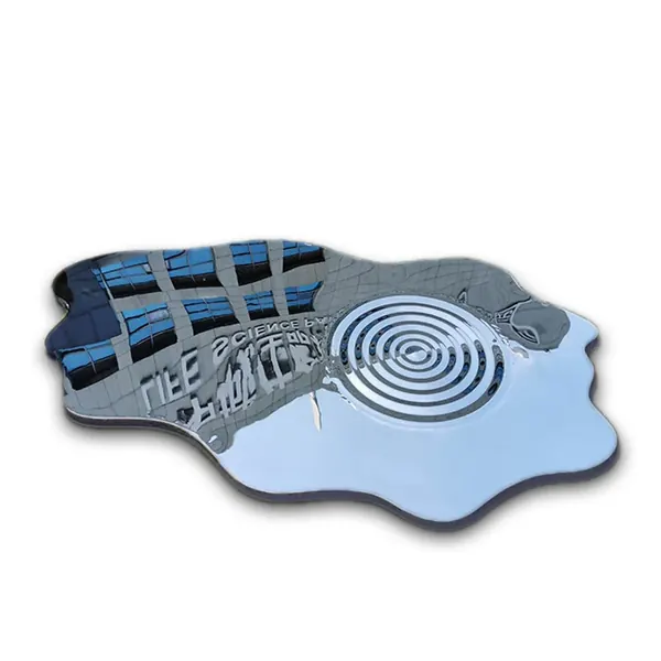 Polished stainless steel plate with an etched surface pattern