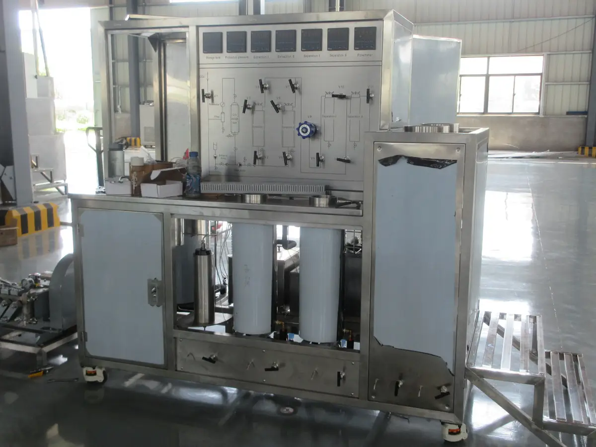 Supercritical CO2 extraction system in the workshop