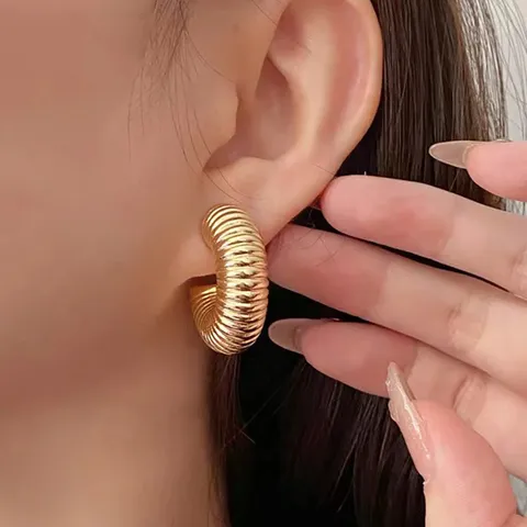 Europe and the United States Wind Gold Circle Earrings Female Large - view 2
