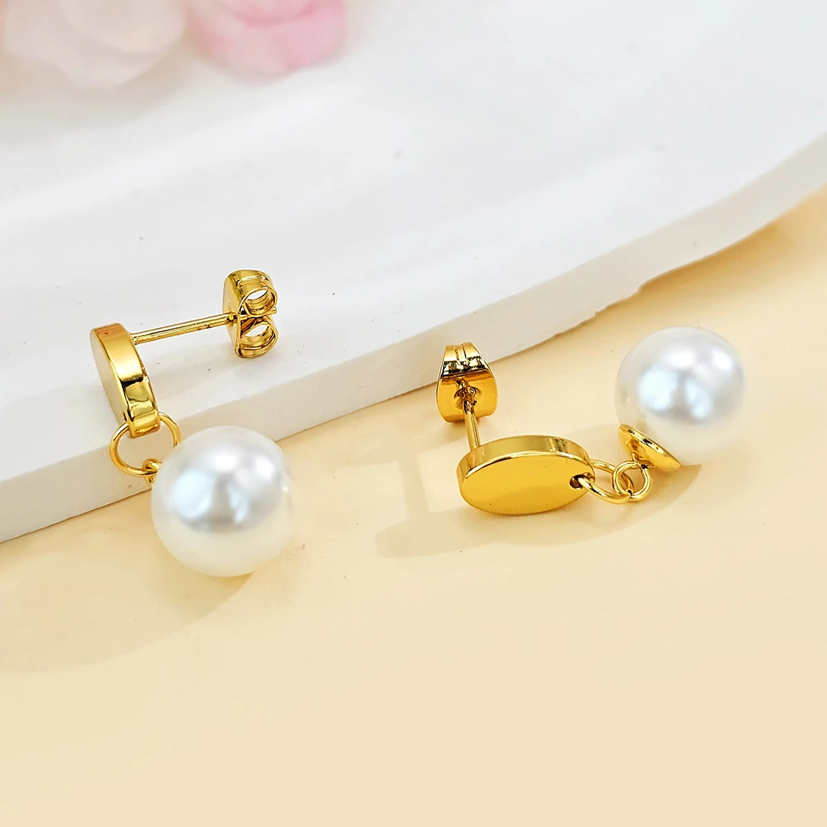 European and American Pearl Earrings Niche Design Fashion Ear Cuffs Pearl made by BlueOne Jewelry