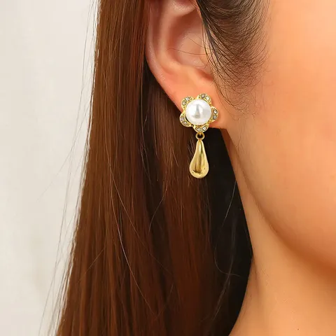 French Vintage Twisted Pearl Stud Earrings for Women Luxury-inspired Elegance Autumn/winter - view 2