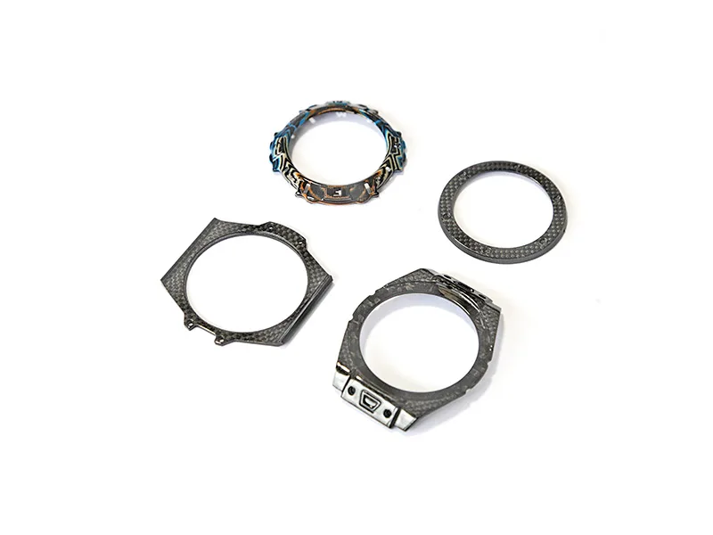 Carbon fiber and glass fiber watch case with machined bezel at 42 mm