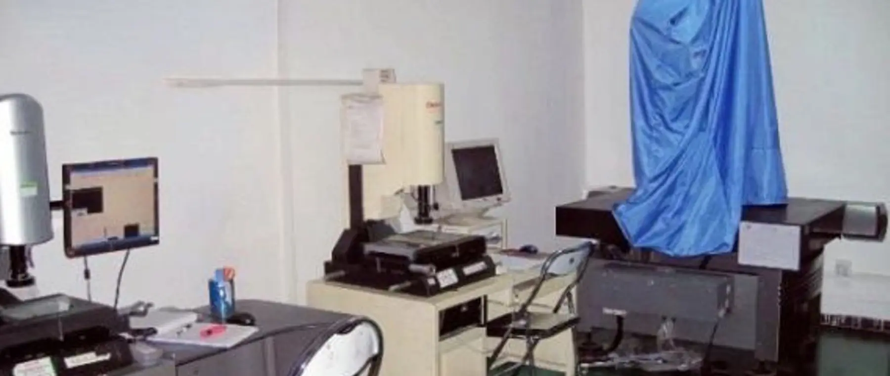 Measuring room with profile projector and gauges at CB Magnetics