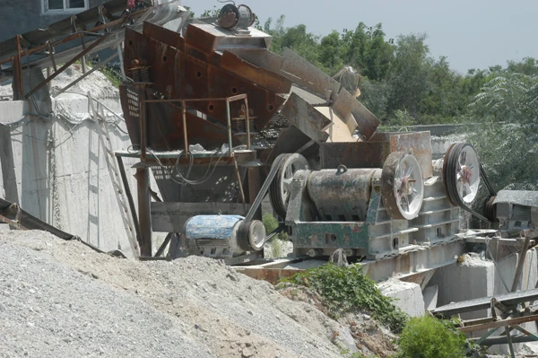 Jaw crusher and feed chute at the primary crushing stage