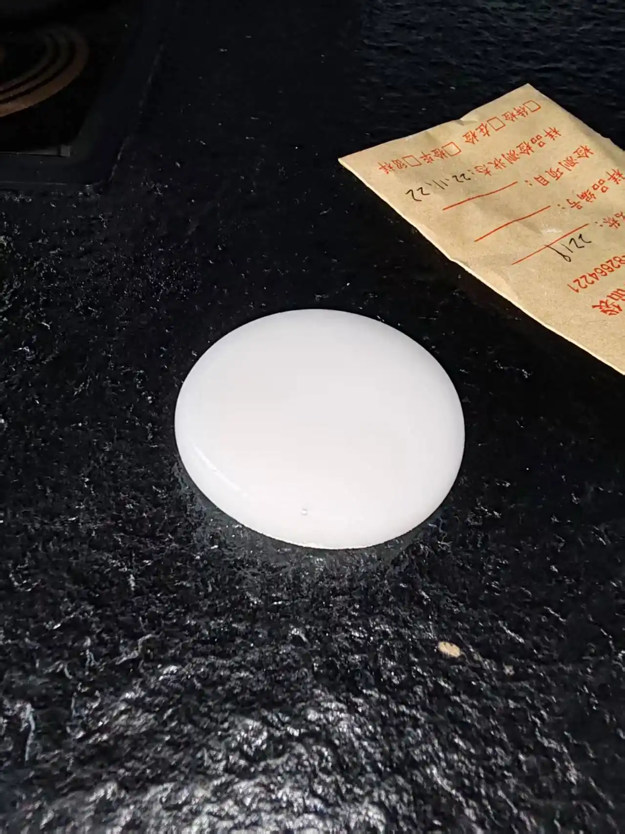 Fired whiteness test disc pressed from nepheline powder