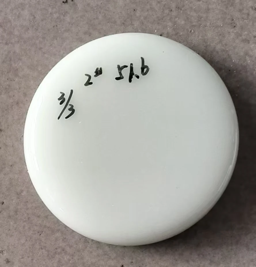 Fired whiteness disc pressed from sodium feldspar