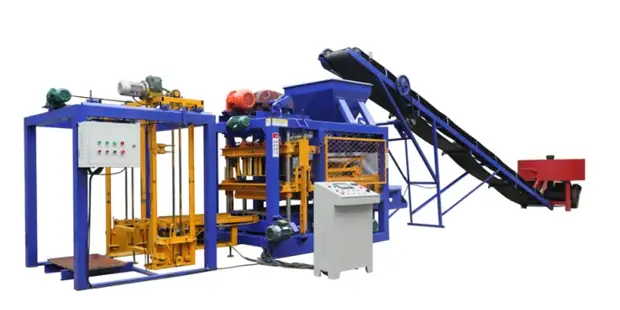 Block machine with belt conveyor and batching hopper seen from the side