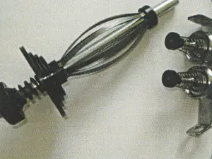 selvedge yarn support assembly