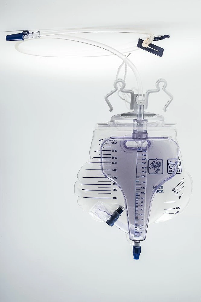 Medical urine meter drainage bag with graduated chamber and tubing