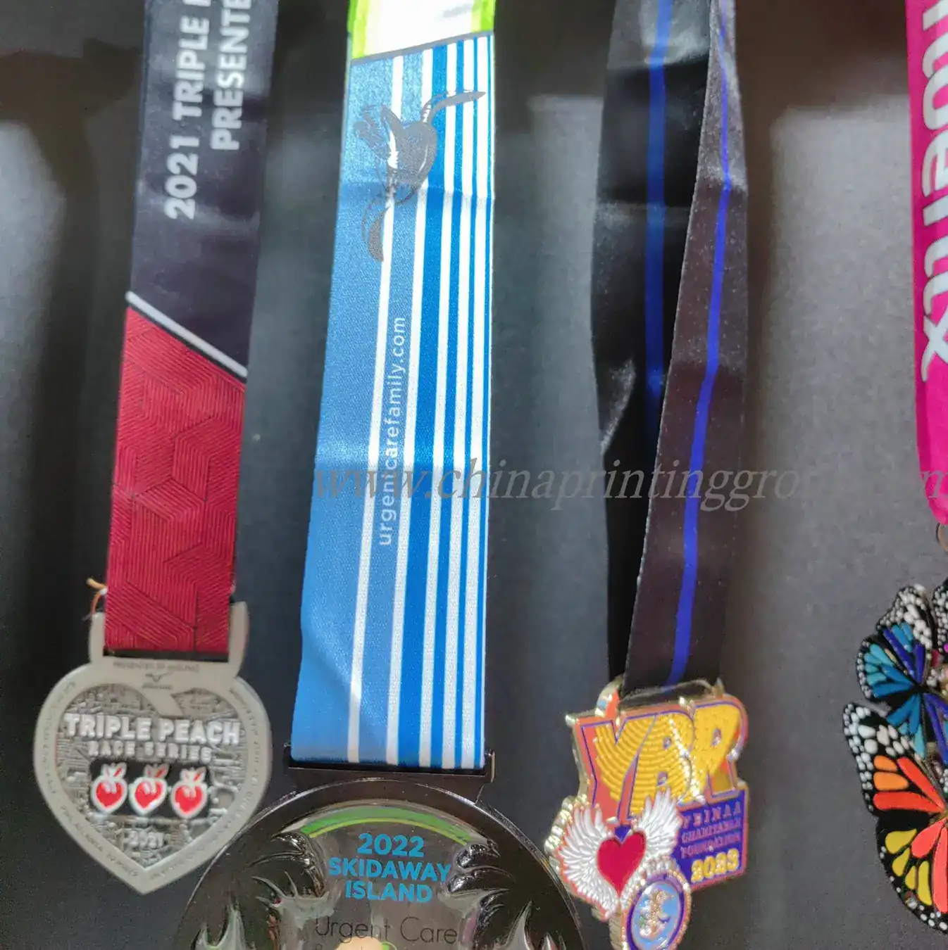 Metal medal bar badge with decorative edge styling