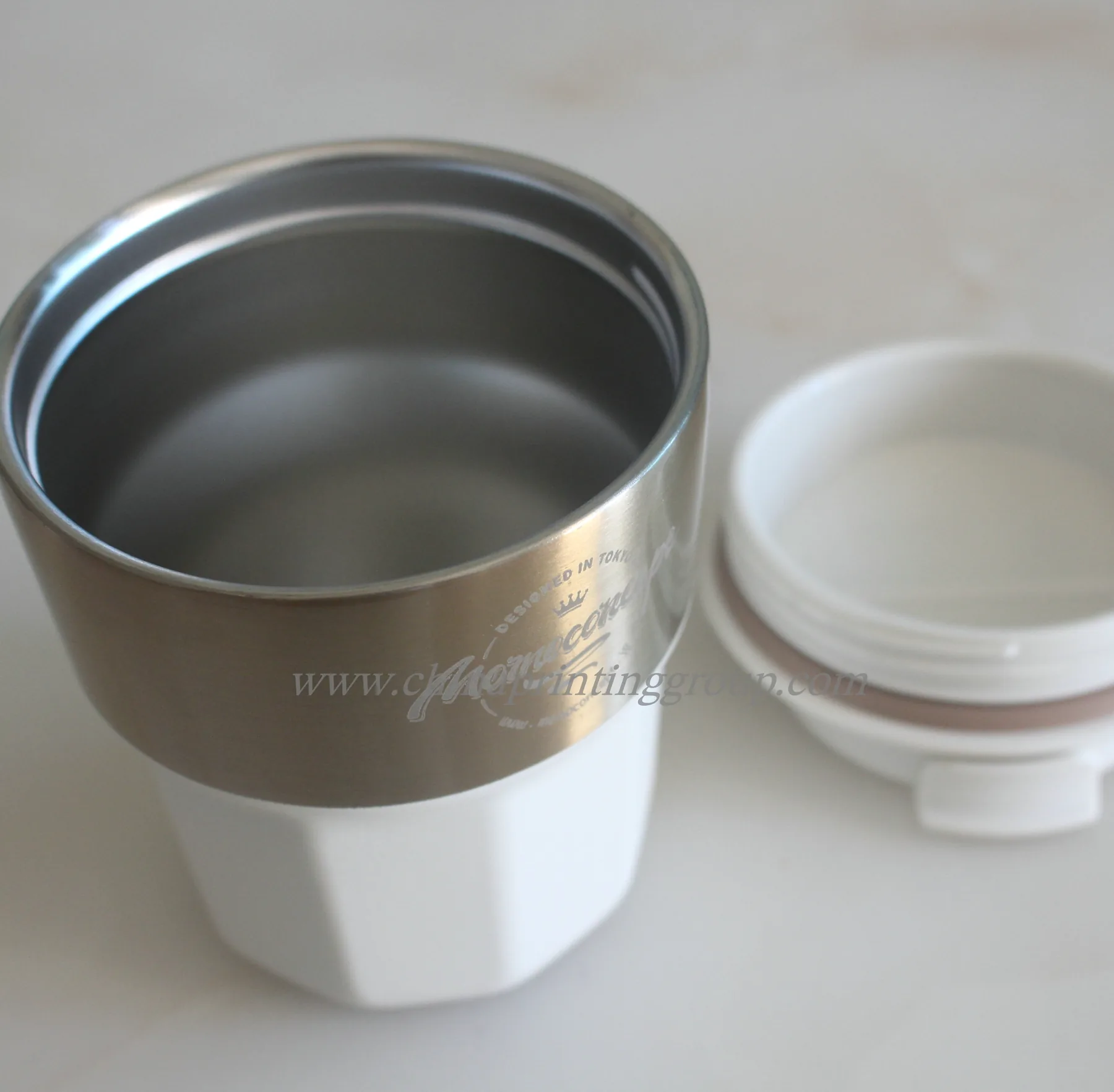 Travel mug with straw lid and carry handle