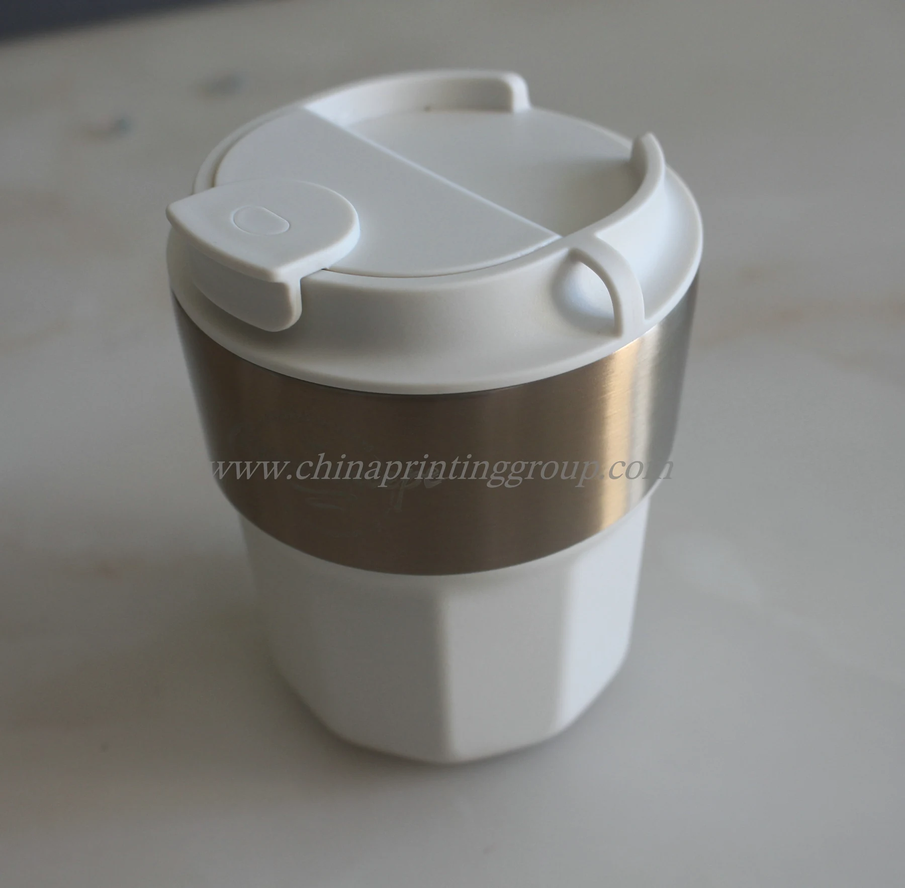 Double wall vacuum coffee mug with leak-proof lid fitted