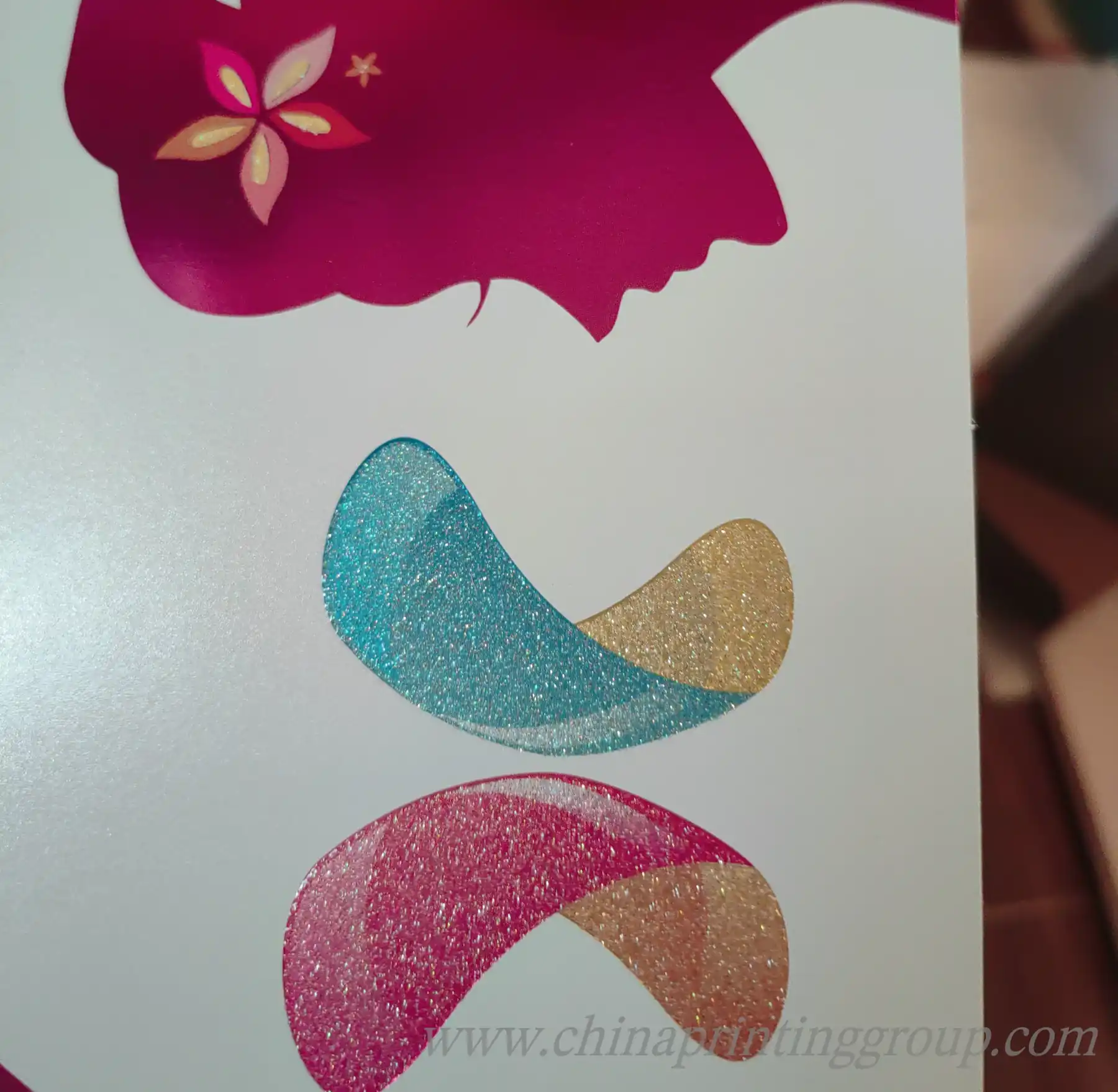 Printed paper cosmetic box with a glittering logo detail