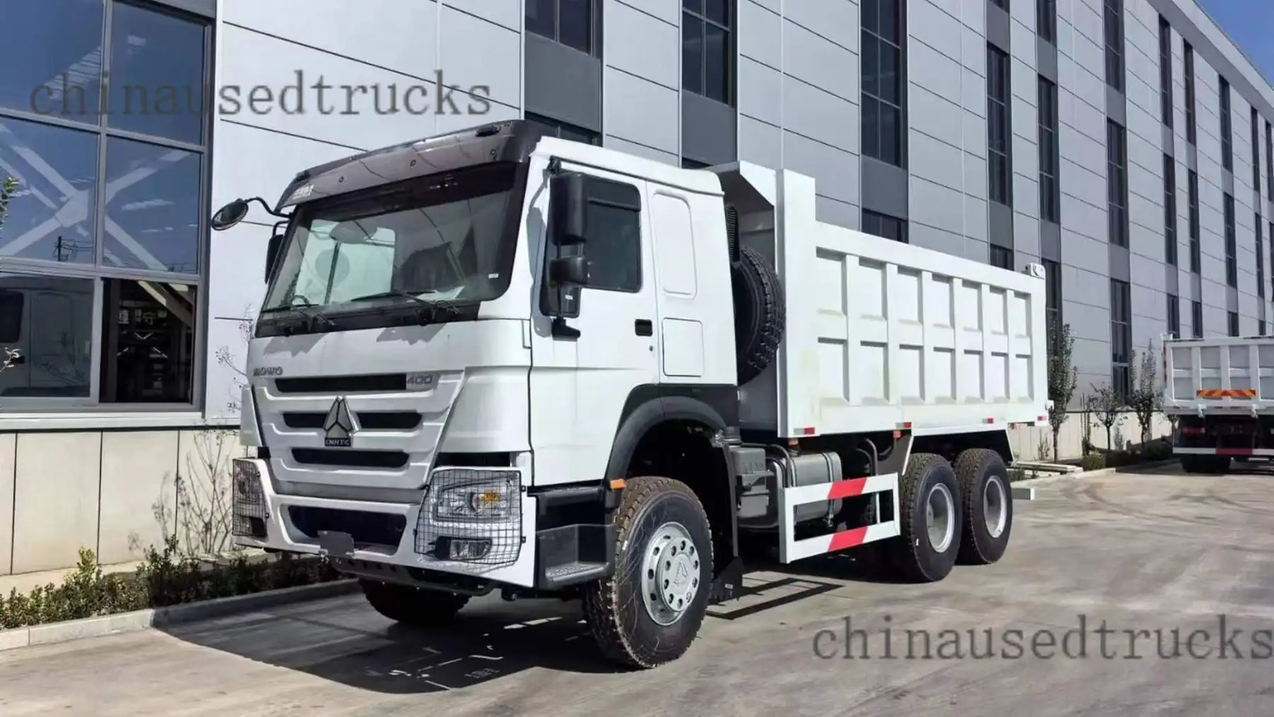 A 5.6m HOWO second-hand dump truck sell at a discount main view