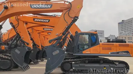 Several DOOSAN used hydraulic excavators sold at low prices view 2