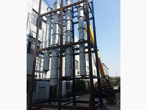Wall mounted crane boom carrying a hoist