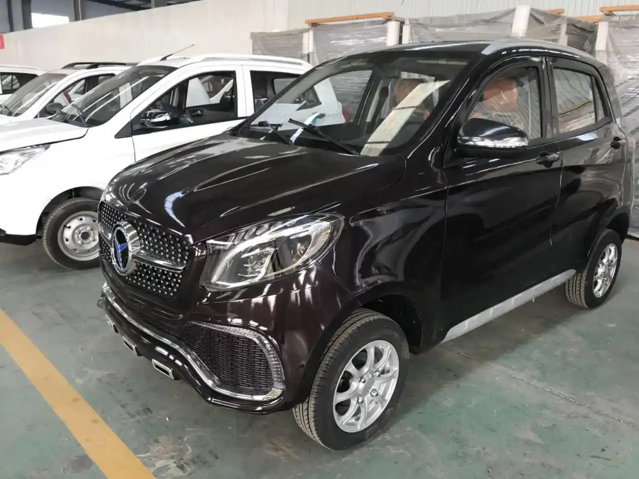 Front three-quarter view of the C200 electric car with solar panel on the roof and front disc brakes