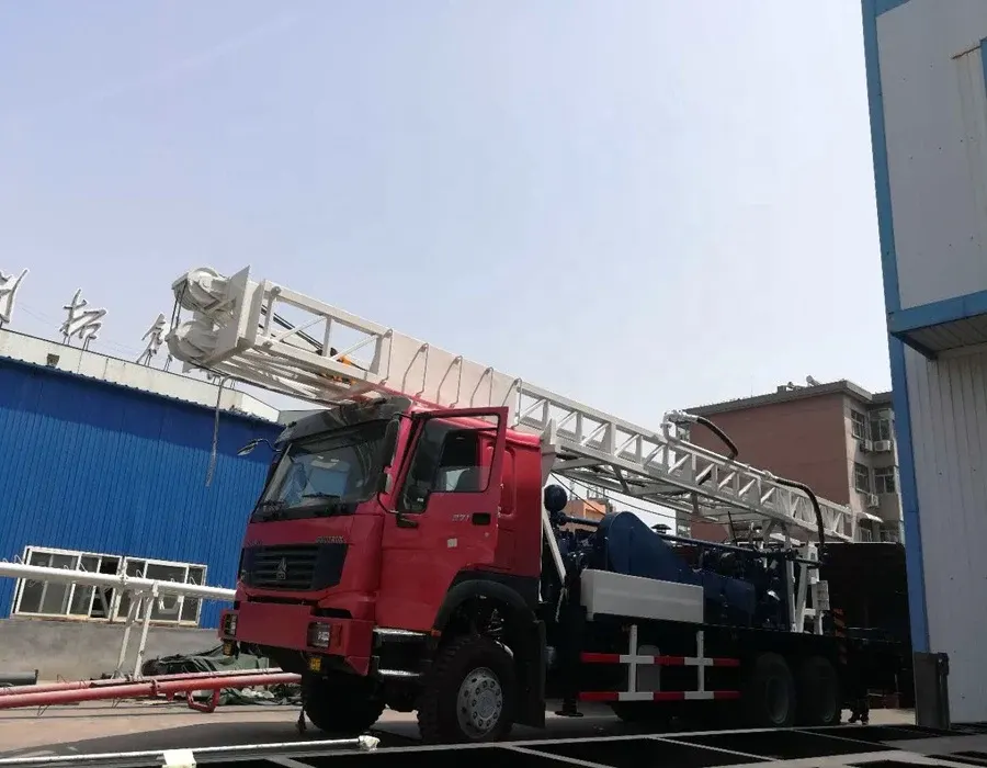 Red and white BINZUAN 400-meter water well drilling rig mounted on SINOTRUK HOWO 6x6 chassis, front three-quarter view