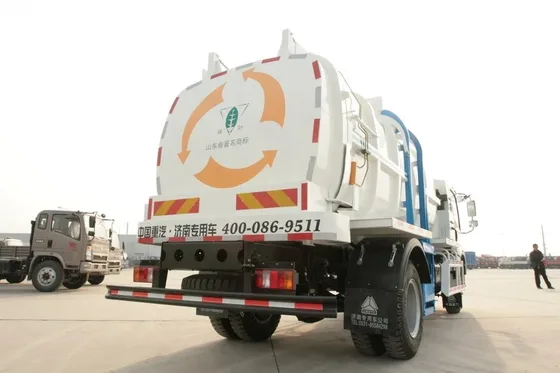 Hydraulic compaction system and sealed waste tank in the chassis