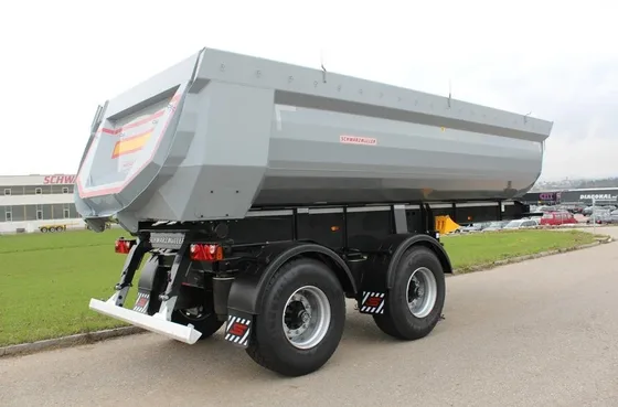 Close-up of the hydraulic lift cylinder and rear dump gate mechanism