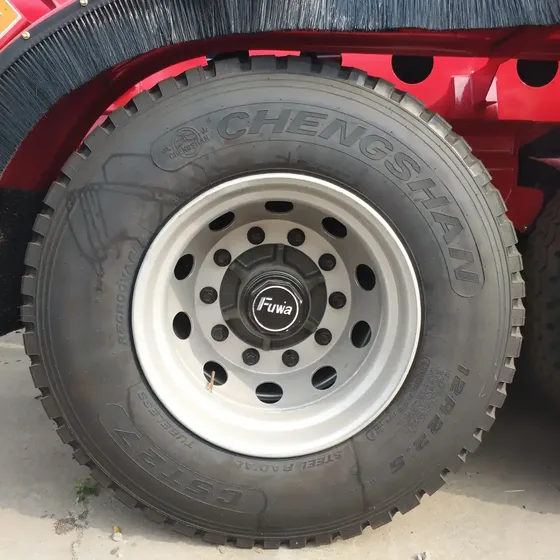 The trailer's landing gear and kingpin connection