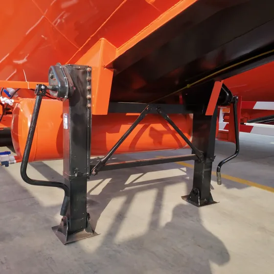 Front view of the trailer with the kingpin and landing gear