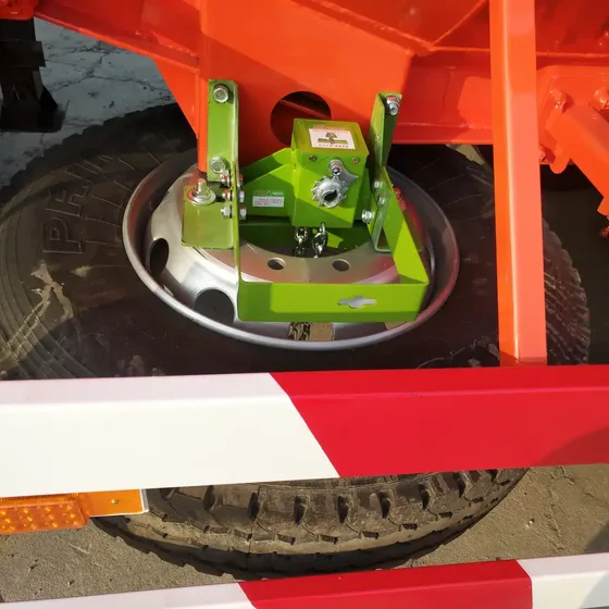 Fifth wheel plate and air lines on the chassis rear deck